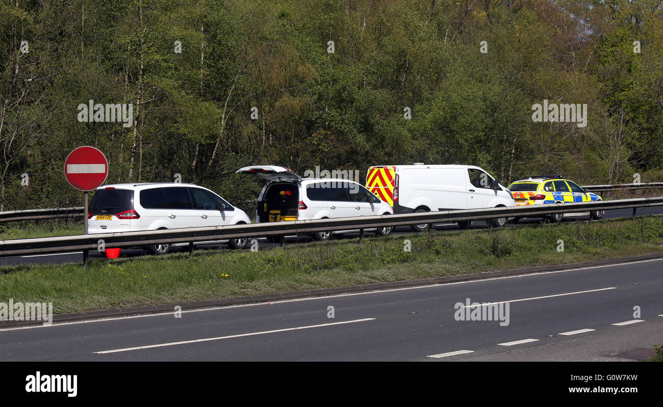 Ringwood, Hampshire, UK. 4. Mai 2016. Polizei haben einer wichtigen Straße folgenden Mittag geschlossen, was als ein schwerwiegender Vorfall beschrieben wird. Ein großer Teil des Weges zwischen A338 Ringwood und Autobahn M27 Richtung Osten Wagen wurde von der Polizei geschlossen, während Unfall Ermittlungsarbeit stattfindet. Eine Reihe von Rettungsfahrzeuge wurden weitergeleitet, um die Szene inkl. Hampshire und Isle Of Wight Air Ambulance, nachdem ein Fahrzeug die Straße zwischen Cadnam und Picket Post verlassen hat. Der Weg ist, es ist wahrscheinlich, dass die Straße für mehrere Stunden geschlossen bleibt. Bildnachweis: Uknip/Alamy Live-Nachrichten Stockfoto