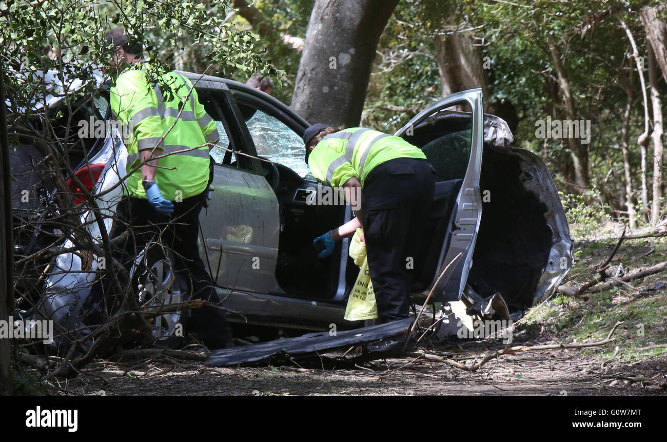 Ringwood, Hampshire, UK. 4. Mai 2016. Polizei haben einer wichtigen Straße folgenden Mittag geschlossen, was als ein schwerwiegender Vorfall beschrieben wird. Ein großer Teil des Weges zwischen A338 Ringwood und Autobahn M27 Richtung Osten Wagen wurde von der Polizei geschlossen, während Unfall Ermittlungsarbeit stattfindet. Eine Reihe von Rettungsfahrzeuge wurden weitergeleitet, um die Szene inkl. Hampshire und Isle Of Wight Air Ambulance, nachdem ein Fahrzeug die Straße zwischen Cadnam und Picket Post verlassen hat. Der Weg ist, es ist wahrscheinlich, dass die Straße für mehrere Stunden geschlossen bleibt. Bildnachweis: Uknip/Alamy Live-Nachrichten Stockfoto