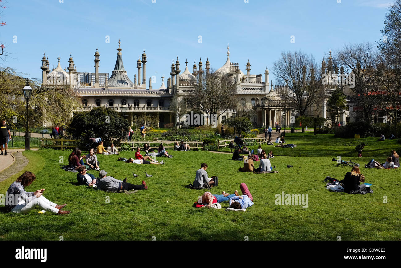 Brighton, UK. 4. Mai 2016. Besucher nehmen Sie ein Sonnenbad in Brighton Pavilion Gardens heute genießen sie das warme sonnige Frühlingswetter mit Temperaturen über 20 Grad Celsius am kommenden Wochenende in Großbritannien erreichen.   Bildnachweis: Simon Dack/Alamy Live-Nachrichten Stockfoto