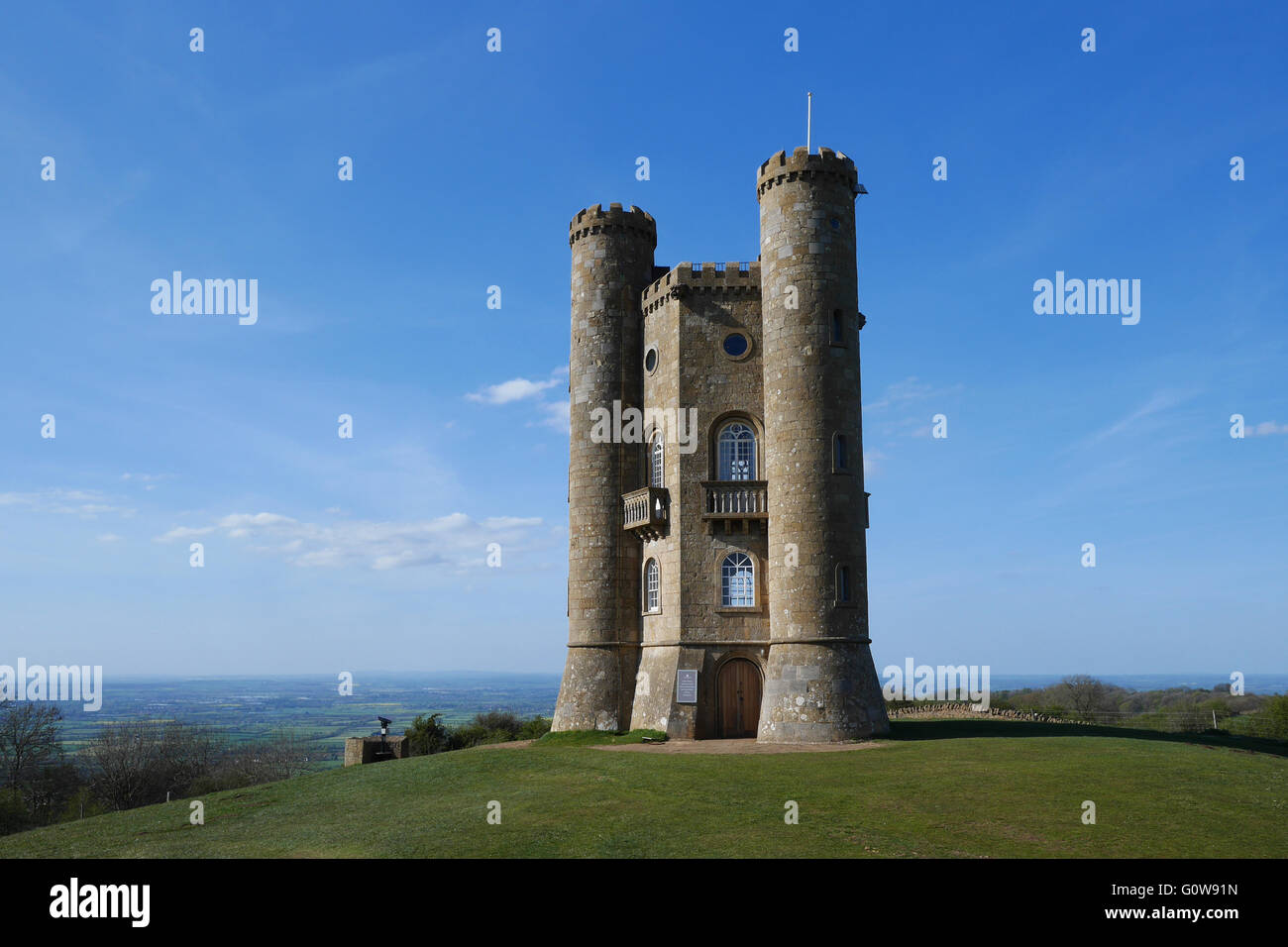 Broadway, England, Vereinigtes Königreich; 4. Mai 2016. UK-Wetter: Eine Gesamtansicht der Broadway Tower und den schönen blauen Himmel hoch oben in den Cotswold Hills heute Nachmittag. Bildnachweis: Andrew Lockie/Alamy Live-Nachrichten Stockfoto