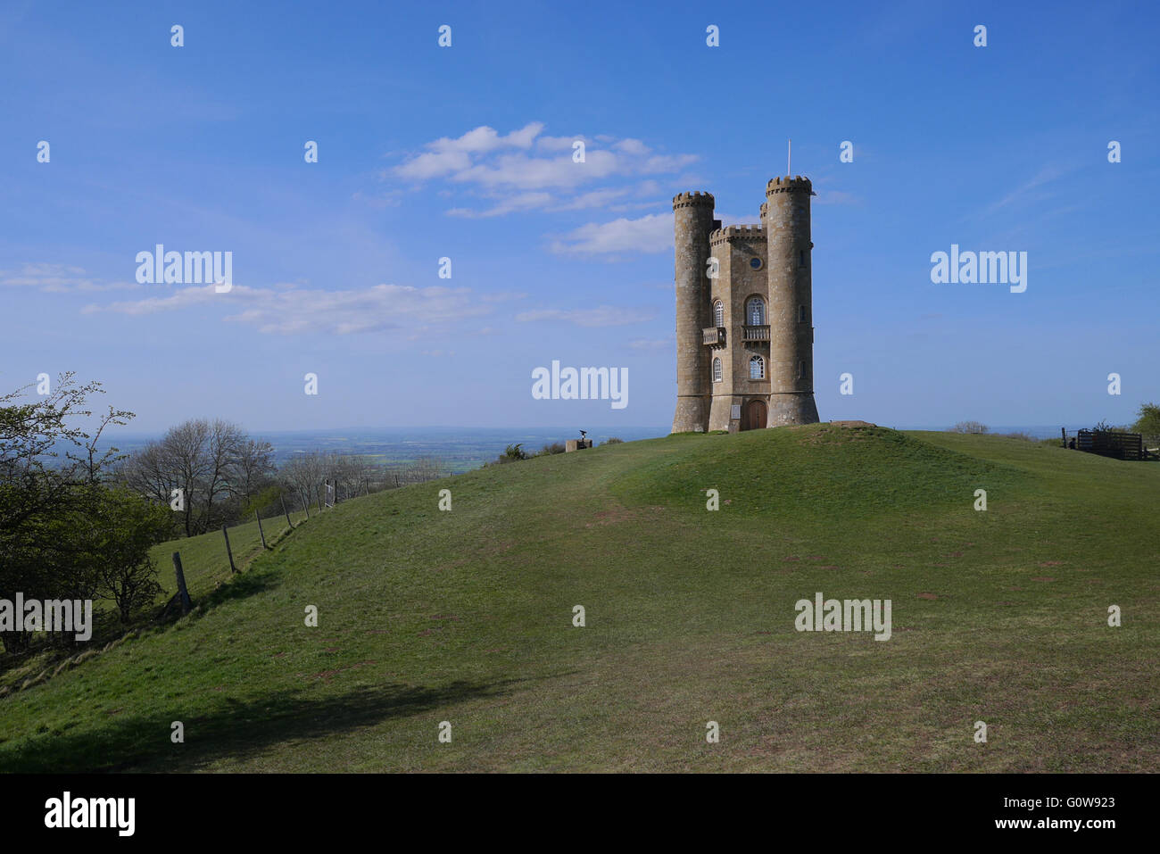 Broadway, England, Vereinigtes Königreich; 4. Mai 2016. UK-Wetter: Eine Gesamtansicht der Broadway Tower und den schönen blauen Himmel hoch oben in den Cotswold Hills. Bildnachweis: Andrew Lockie/Alamy Live-Nachrichten Stockfoto