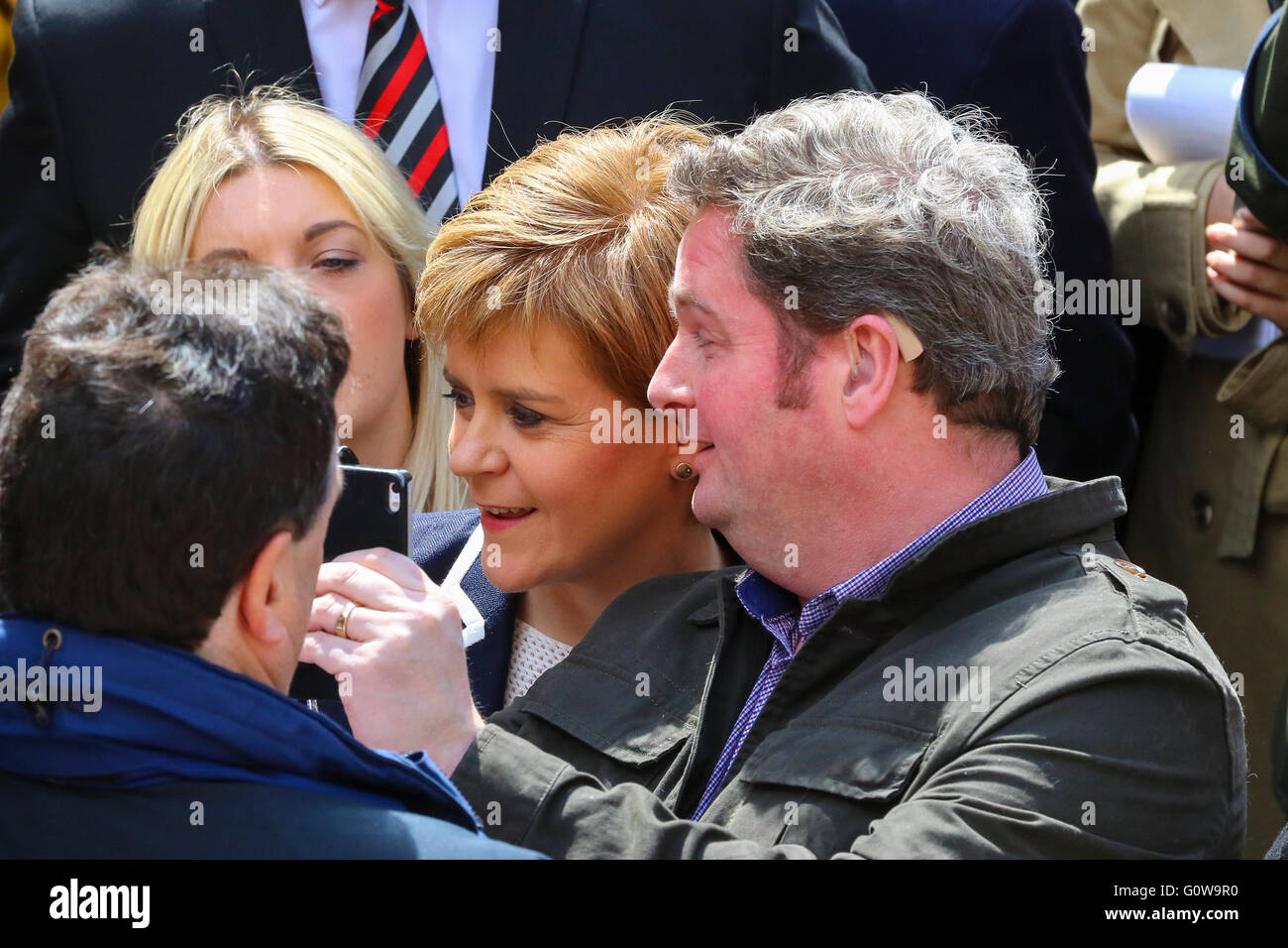 Glasgow, Schottland. 4. Mai 2016. Nicola Sturgeon adressiert ein SNP-Kundgebung in Glasgow Stadtzentrum heute im Vorfeld bis zu den Wahlen für das schottische Parlament am Donnerstag 5. Mai stattfinden.  Sie behauptete, dass die Scottish National Party die einzige politische Partei o Arbeit für die Interessen von Schottland war und ihre Anhänger ermutigt "zweimal" für die SNP Stimmen und ihr als Ministerpräsident zurück. Bildnachweis: Findlay/Alamy Live-Nachrichten Stockfoto