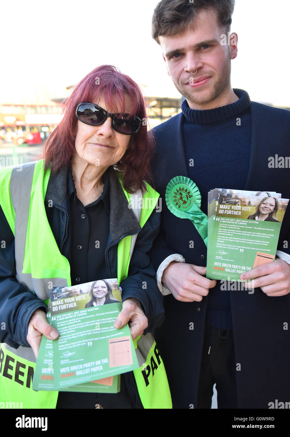 Turnpike Lane, London, UK. 4. Mai 2016. London bürgermeisterliche Wahlen: grüne Parteiaktivisten verteilen Flugblätter Stockfoto