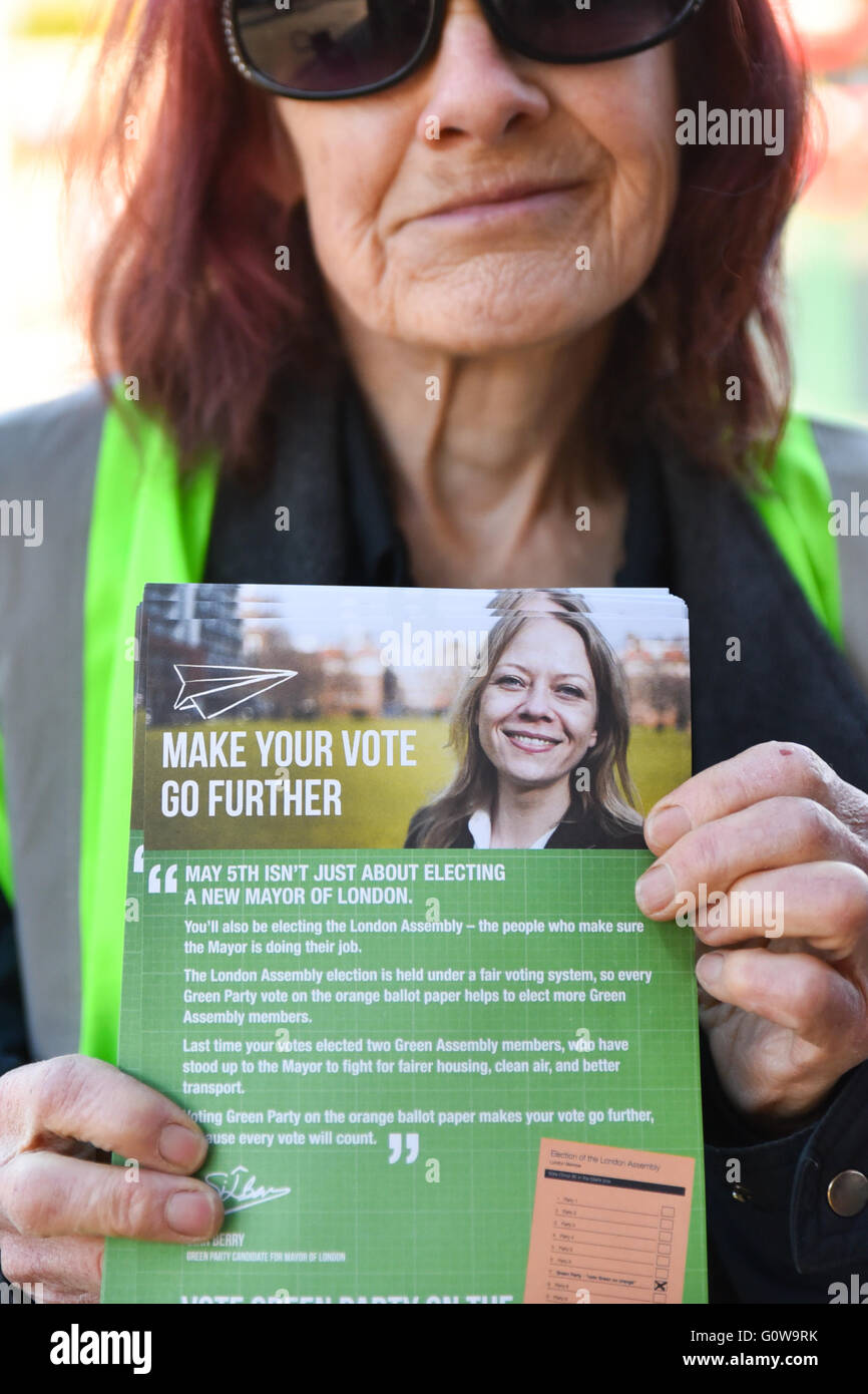 Turnpike Lane, London, UK. 4. Mai 2016. London bürgermeisterliche Wahlen: grüne Parteiaktivisten verteilen Flugblätter Stockfoto