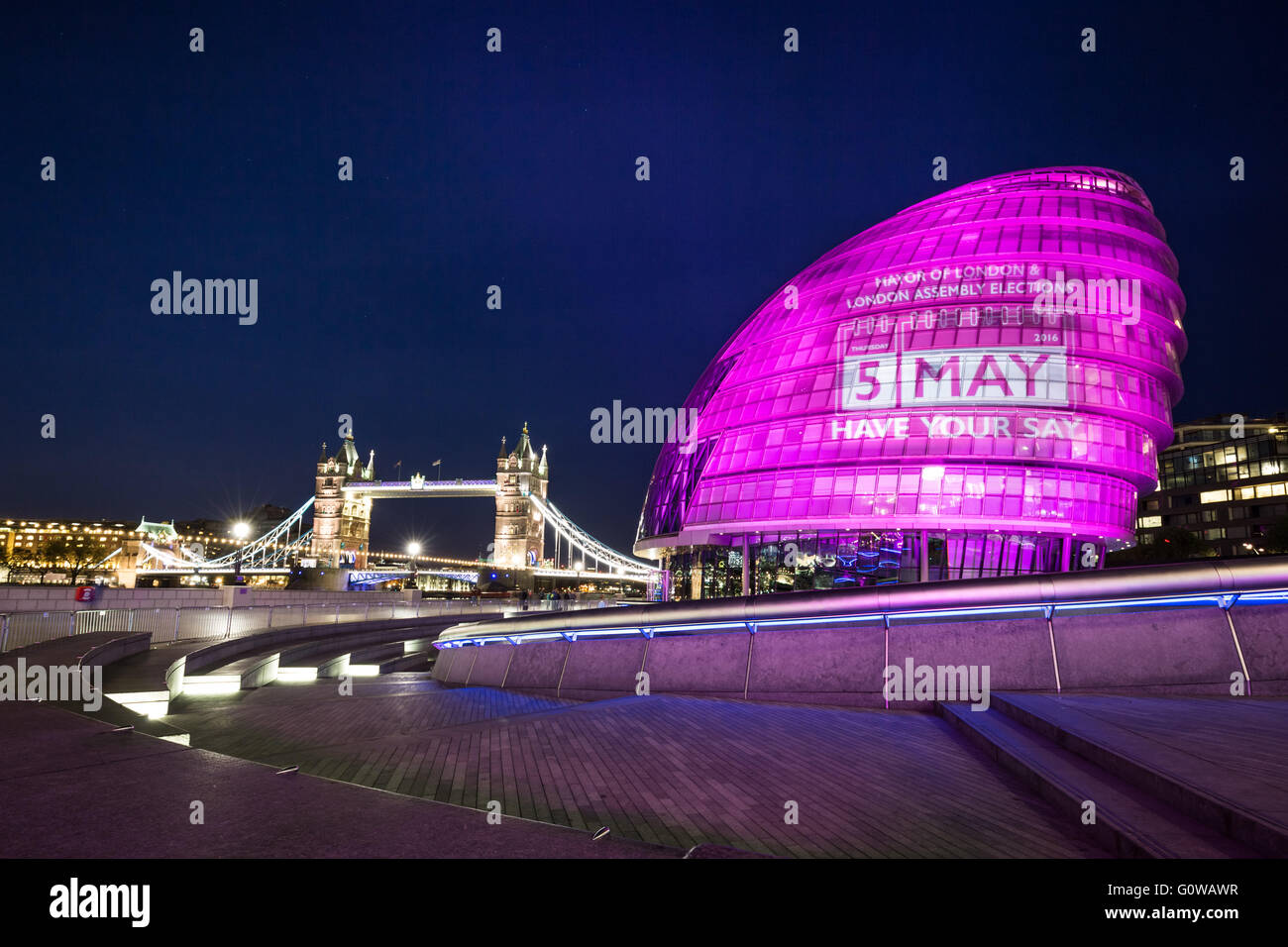 London, UK. 4. Mai 2016. Bürgermeisterliche Wahl Beleuchtung: London City Hall geht rosa am Vorabend des Polling Tag Credit: Guy Corbishley/Alamy Live News Stockfoto