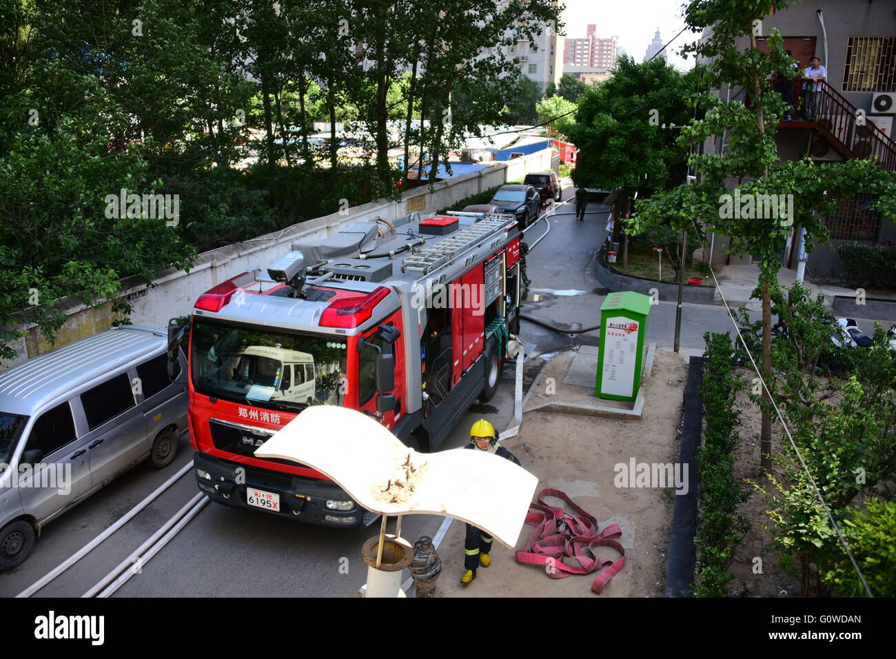 Zheng, Zheng, CHN. 3. Mai 2016. Chongqing, CHINA - 3. Mai 2016: (Nur zur redaktionellen Verwendung. CHINA aus) ein verflüssigtes Gas-Behälter war am Feuer in den Wäldern nahe Kreuzung Fuyuan Road und Yingxie Road in Zhengzhou um 13:40 3.Mai. Nach eineinhalb Stunden das Feuer war unter Kontrolle der Feuerwehrleute und mehr als 100 Container wurden schließlich ausgezogen. Das Feuer wurde durch Firecracks an Gräbern verursacht. © SIPA Asien/ZUMA Draht/Alamy Live-Nachrichten Stockfoto