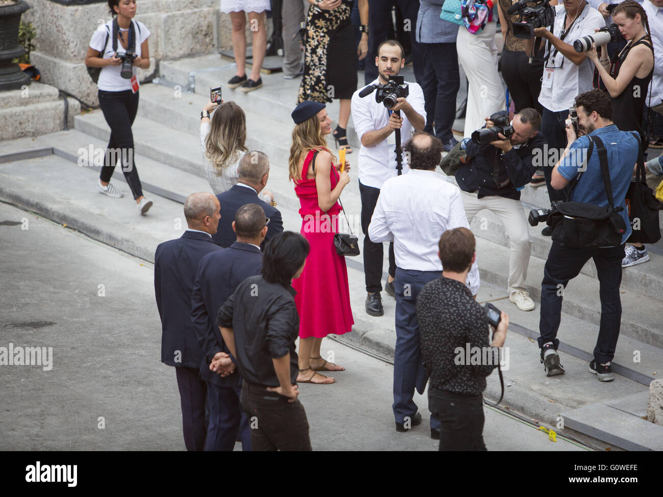 Havanna, Kuba. 3. Mai 2016. Brasilianische Topmodel Gisele Bundchen posieren für Fotografen, wie sie auf der Chanel-Modenschau auf dem Paseo del Prado in Havanna, Kuba, 3. Mai 2016 ankommt. Französische Modehaus Chanel inszenierte seine Show in der kubanischen Hauptstadt Havanna - die erste internationale Modenschau seit der kommunistischen Revolution von 1959 die beiden Erwärmung Beziehungen mit dem Westen aber auch neue Ungleichheiten auf der Insel, wo rund 70 Prozent der kubanischen Arbeiter für den Staat auf einem durchschnittlichen Gehalt von $25 pro Monat arbeiten hervorgehoben. Durch die Präsentation seiner Cruise Collection in Kuba, hat Chanel sa Stockfoto