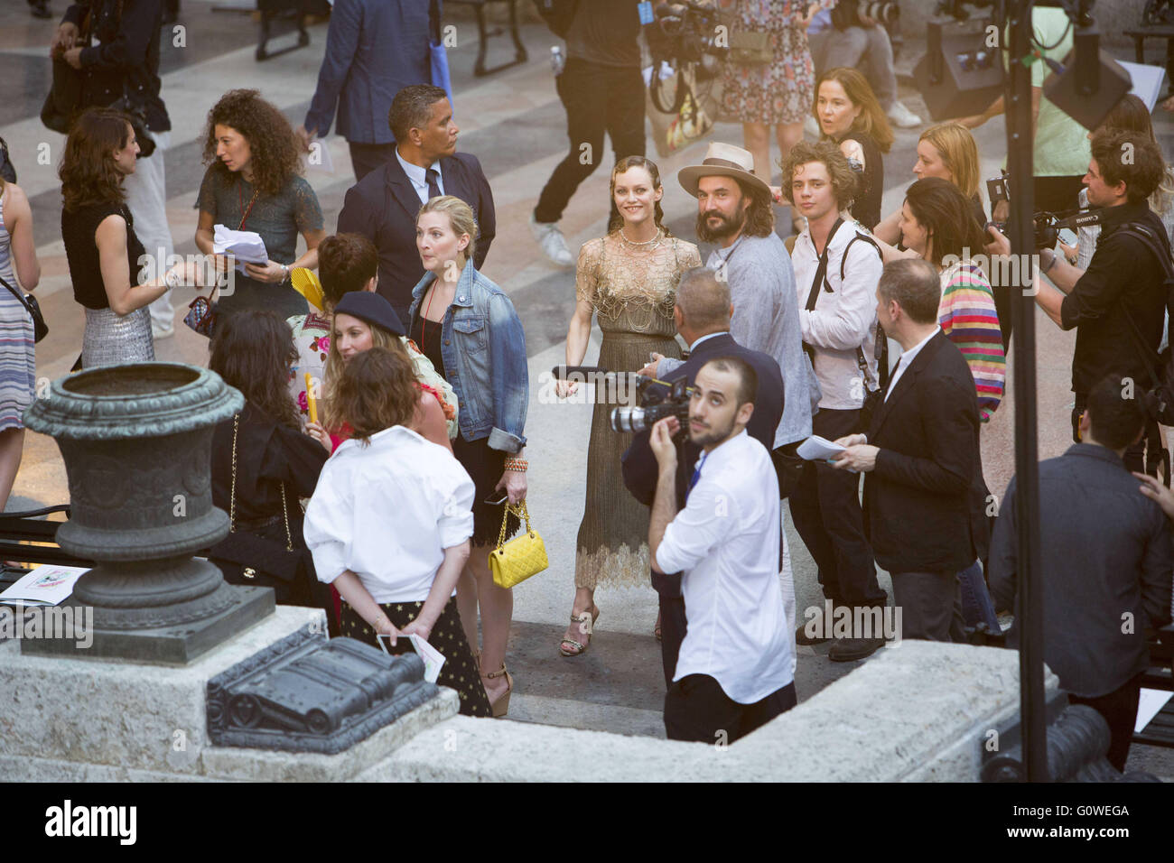 Havanna, Kuba. 3. Mai 2016. Chanel muse und französische Sängerin Vanessa Paradis posieren für Fotografen vor Chanel Mode auf dem Paseo del Prado zu zeigen. Französische Modehaus Chanel inszenierte seine Show in der kubanischen Hauptstadt Havanna - die erste internationale Modenschau seit der kommunistischen Revolution von 1959 die beiden Erwärmung Beziehungen mit dem Westen aber auch neue Ungleichheiten auf der Insel, wo rund 70 Prozent der kubanischen Arbeiter für den Staat auf einem durchschnittlichen Gehalt von $25 pro Monat arbeiten hervorgehoben. Durch die Präsentation seiner Cruise Collection in Kuba, hat Chanel sagte, es zurück zu den Roo Rückbesinnung wurde Stockfoto
