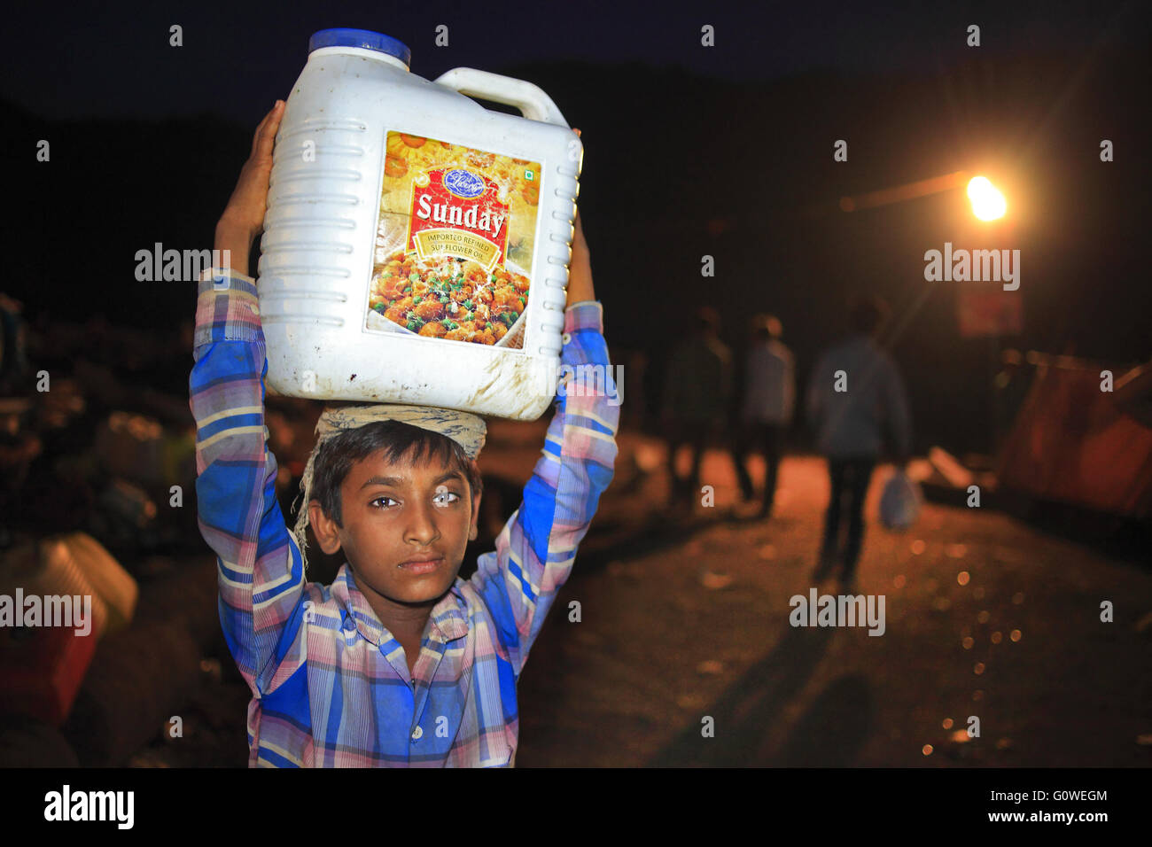 Mumbai, Maharashtra, Indien. 1. Mai 2016. Am 1. Mai 2016 - Mumbai - Indien. Dieser Junge verbrachte seine Sonntag holen Trinkwasser aus den nahe gelegenen Kolonien, angrenzend an die vorübergehende Trockenheit Flüchtlingslager in Barvenagar bei Ghatkopar in Mumbai.India Dürre Refugees.Owing, die schlimmste Dürre In Maharashtra in Jahrzehnten ist; Abwanderung in Städte mittlerweile eine massive Phänomene bei den betroffenen durch die anhaltende Trockenheit. © Subhash Sharma/ZUMA Draht/Alamy Live-Nachrichten Stockfoto