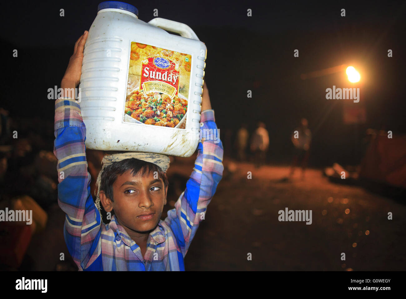 Mumbai, Maharashtra, Indien. 1. Mai 2016. Am 1. Mai 2016 - Mumbai - Indien. Dieser Junge verbrachte seine Sonntag holen Trinkwasser aus den nahe gelegenen Kolonien, angrenzend an die vorübergehende Trockenheit Flüchtlingslager in Barvenagar bei Ghatkopar in Mumbai.India Dürre Refugees.Owing, die schlimmste Dürre In Maharashtra in Jahrzehnten ist; Abwanderung in Städte mittlerweile eine massive Phänomene bei den betroffenen durch die anhaltende Trockenheit. © Subhash Sharma/ZUMA Draht/Alamy Live-Nachrichten Stockfoto