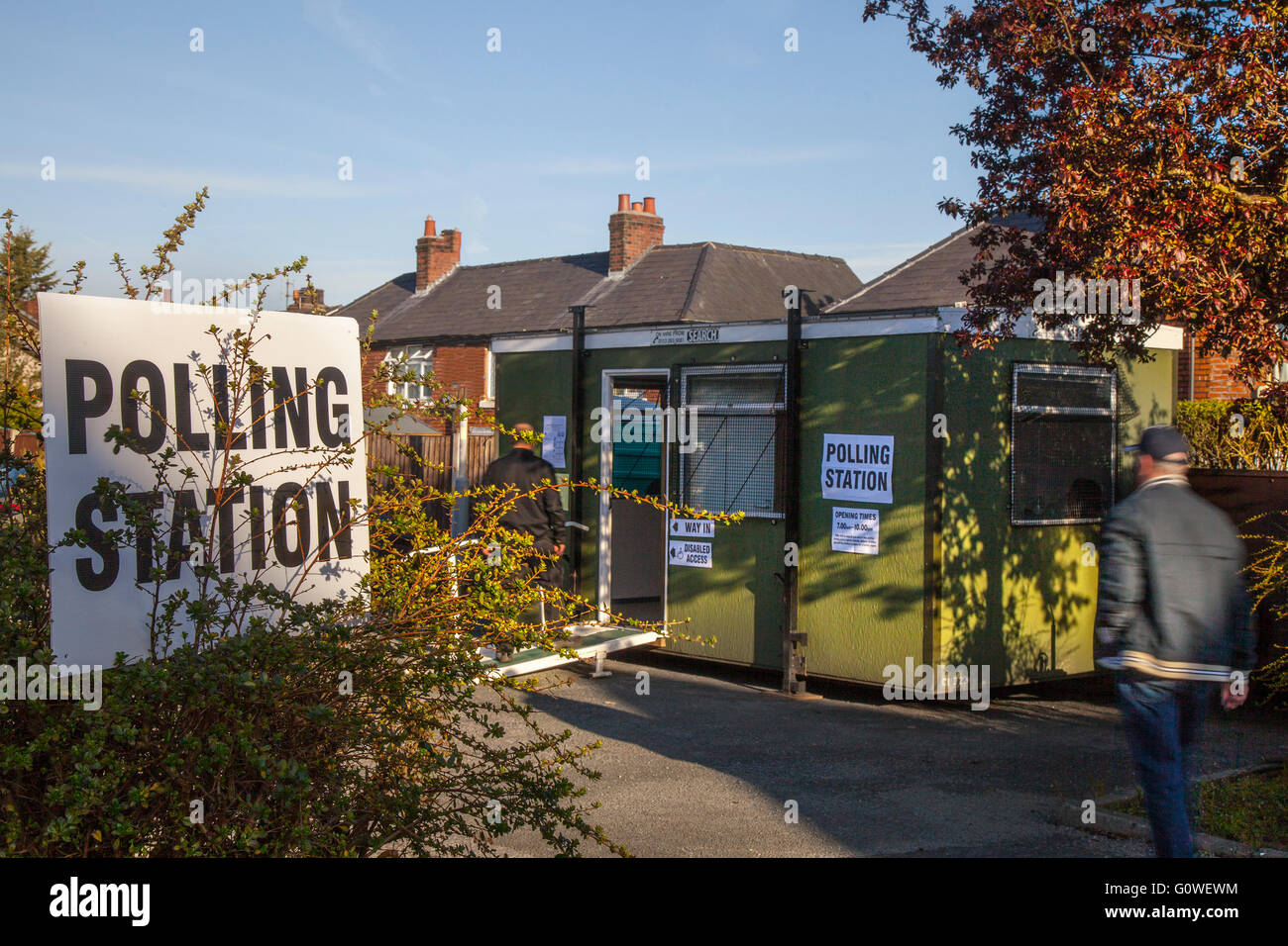 Abstimmung in Polling Stationen in Burscough ländlichen Lancashire. Die Umfragen werden über die politische Kontrolle des Landkreises Lancashire entscheiden, aber Veränderungen in der Bevölkerung bedeuten, dass sich die Grenzen der Wahlbezirke des Landkreises ändern können. Der Wahlkreis gilt als einer der wohlhabendsten in West Lancashire und umfasst ländliche Dörfer und begehrte Wohngebiete mit guter Verkehrsanbindung. Stockfoto