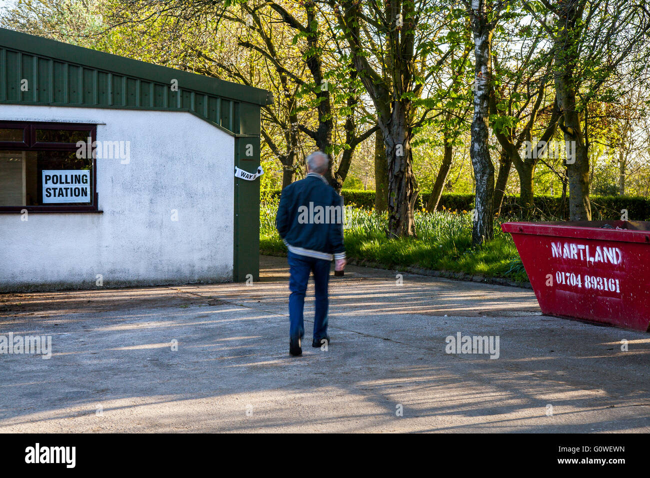 Abstimmung in Polling Stationen in Burscough ländlichen Lancashire. Die Umfragen werden über die politische Kontrolle des Landkreises Lancashire entscheiden, aber Veränderungen in der Bevölkerung bedeuten, dass sich die Grenzen der Wahlbezirke des Landkreises ändern können. Der Wahlkreis gilt als einer der wohlhabendsten in West Lancashire und umfasst ländliche Dörfer und begehrte Wohngebiete mit guter Verkehrsanbindung. Stockfoto