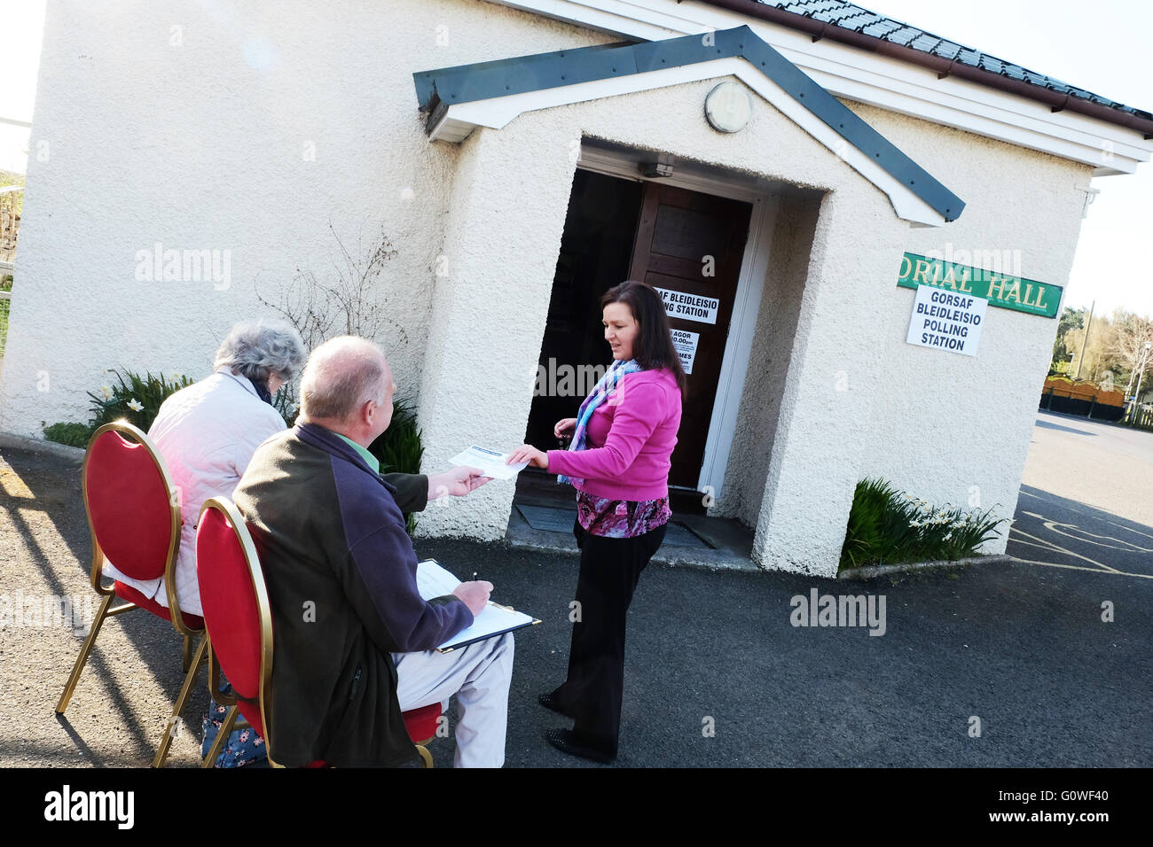 Presteigne, Powys, UK. 5. Mai 2016. Ein Wähler am frühen Morgen kommt im Wahllokal in der Dorfhalle in der Stadt von Presteigne, Powys - Wähler in Wales Stimmen Mitglieder für die Waliser Versammlung und auch die lokale Polizei und Kriminalität Kommissare zu wählen. Stockfoto