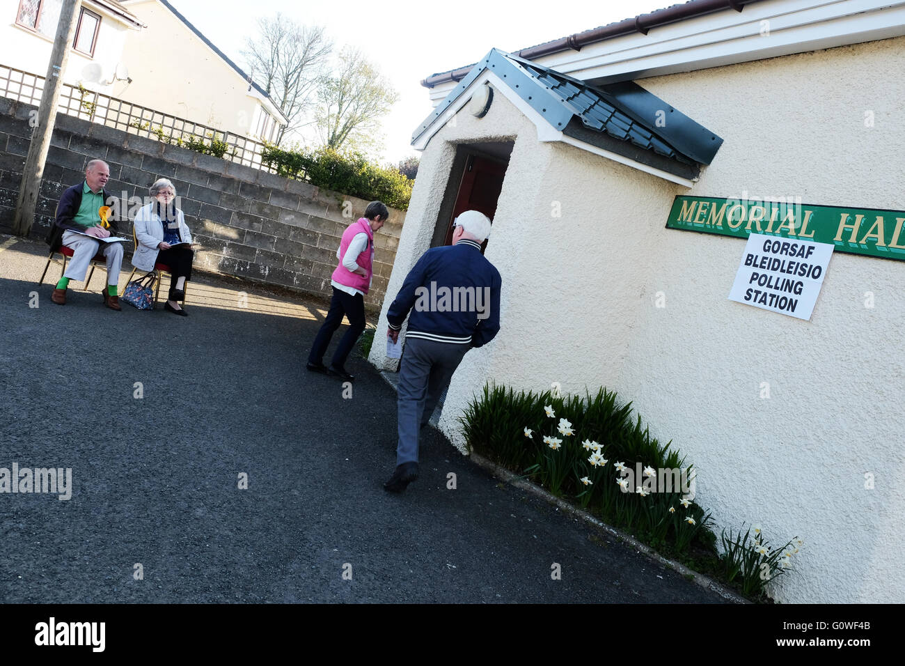 Presteigne, Powys, UK. 5. Mai 2016. Am frühen Morgen Wähler kommt im Wahllokal in der Dorfhalle in der Stadt von Presteigne, Powys - Wähler in Wales Stimmen Mitglieder für die Waliser Versammlung und auch die lokale Polizei und Kriminalität Kommissare zu wählen. Stockfoto