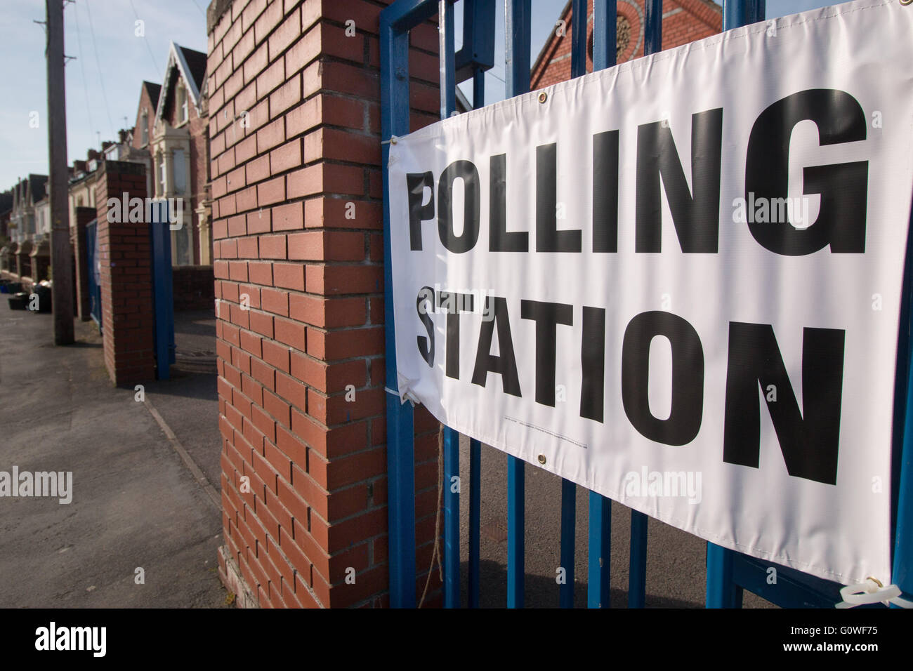 Ein Banner vor einem Wahllokal in Avonmouth, UK. Stockfoto