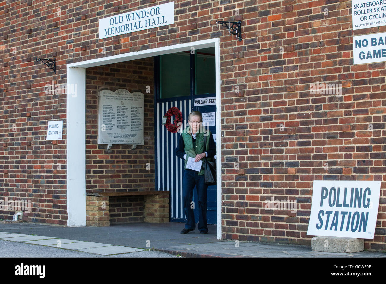 Old Windsor, UK. 5. Mai 2016. Eine Frau verlässt ein Wahllokal in Old Windsor wo Abstimmung findet für die Wahl einer Polizei und Kriminalität Kommissar für die Thames Valley Police Bereich an einem Tag genannt "Super Donnerstag" wegen gleichzeitigen Wahlen in allen Nationen und Regionen des Vereinigten Königreichs. Bildnachweis: Mark Kerrison/Alamy Live-Nachrichten Stockfoto