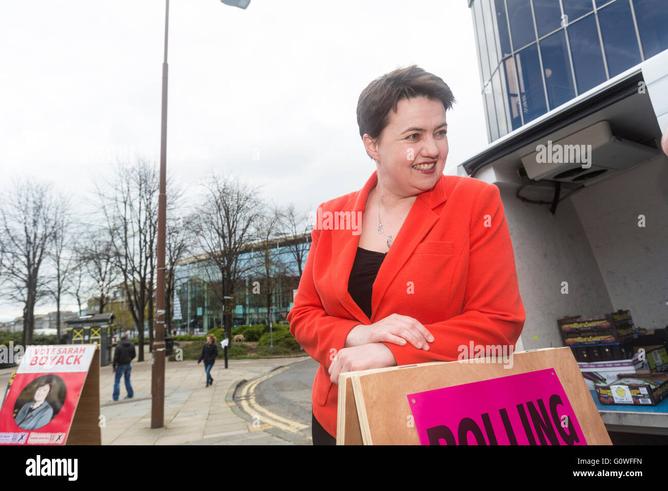 Edinburgh, UK. 5. Mai 2016. Konservative & Unionist Führer, Ruth Davidson Stimmen am Camino Cafe in Edinburgh mit ihrem Partner Jen Wilson Credit: Richard Dyson/Alamy Live News Stockfoto