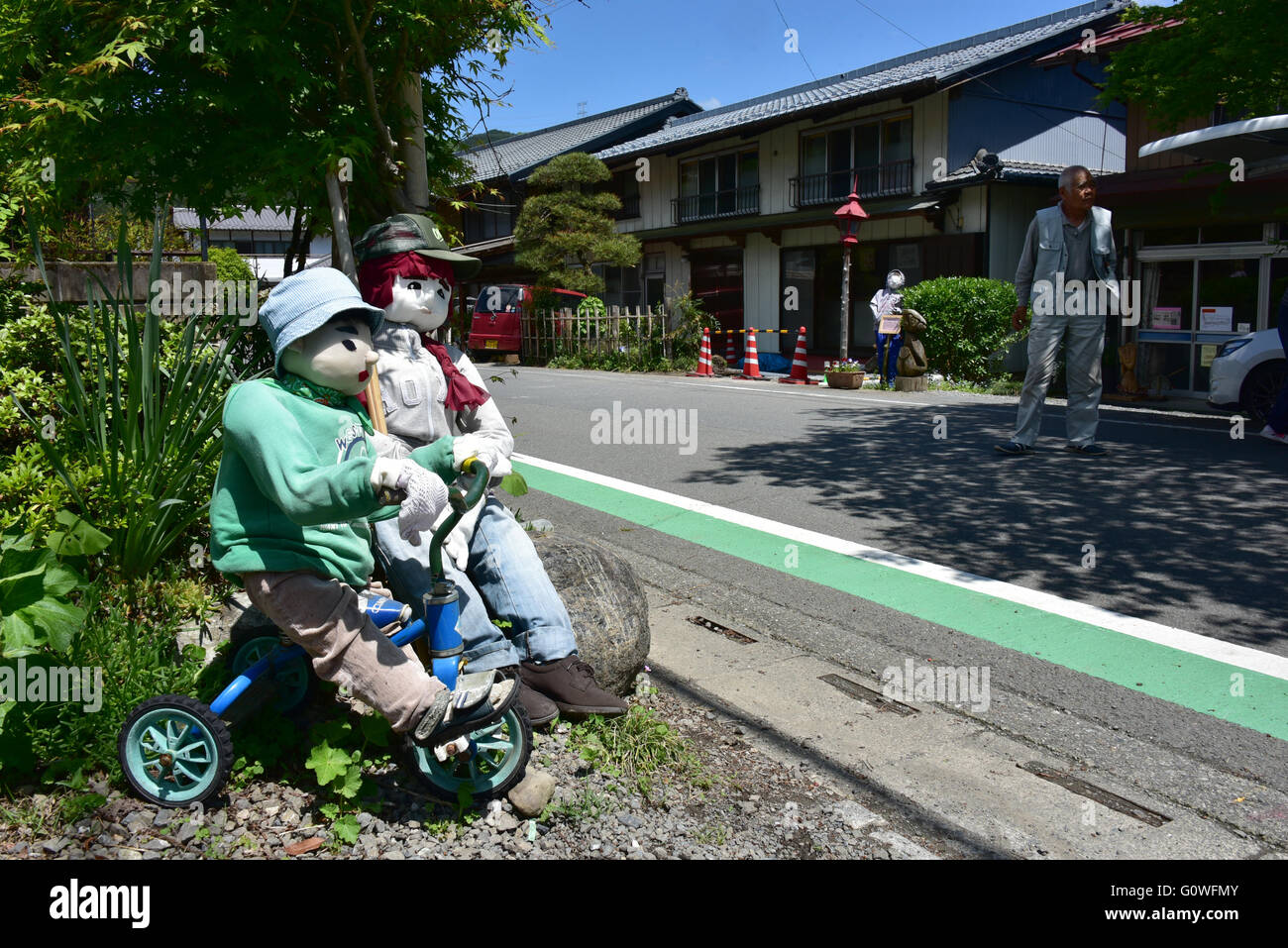 4. Mai 2016, Chichibu, Japan - japanische Version von Cabbage Patch Kids oder lebensgroße Stofftiere begrüßen Besucher Niegawa Juku, eine alte Poststation im Dorf Arakawa, etwa 75 km nordwestlich von Tokio in der Bergregion Chichibu auf Mittwoch, 4. Mai 2016. Eine Gruppe von einigen 20 weiblichen Dorfbewohner, alle in den 60er Jahren erstellt die Vogelscheuchen mit Abfall Artikeln, einige in der Darstellung von arbeitenden Landwirten und andere spielende Kinder, um Ungeziefer in der einen Hand zu verschrecken und ziehen Touristen auf der anderen in diesem Dorf mit rund 120 Einwohnern. Die Gruppe ist bestrebt, so viele wie 100 von ihnen machen. (Foto von Nat Stockfoto