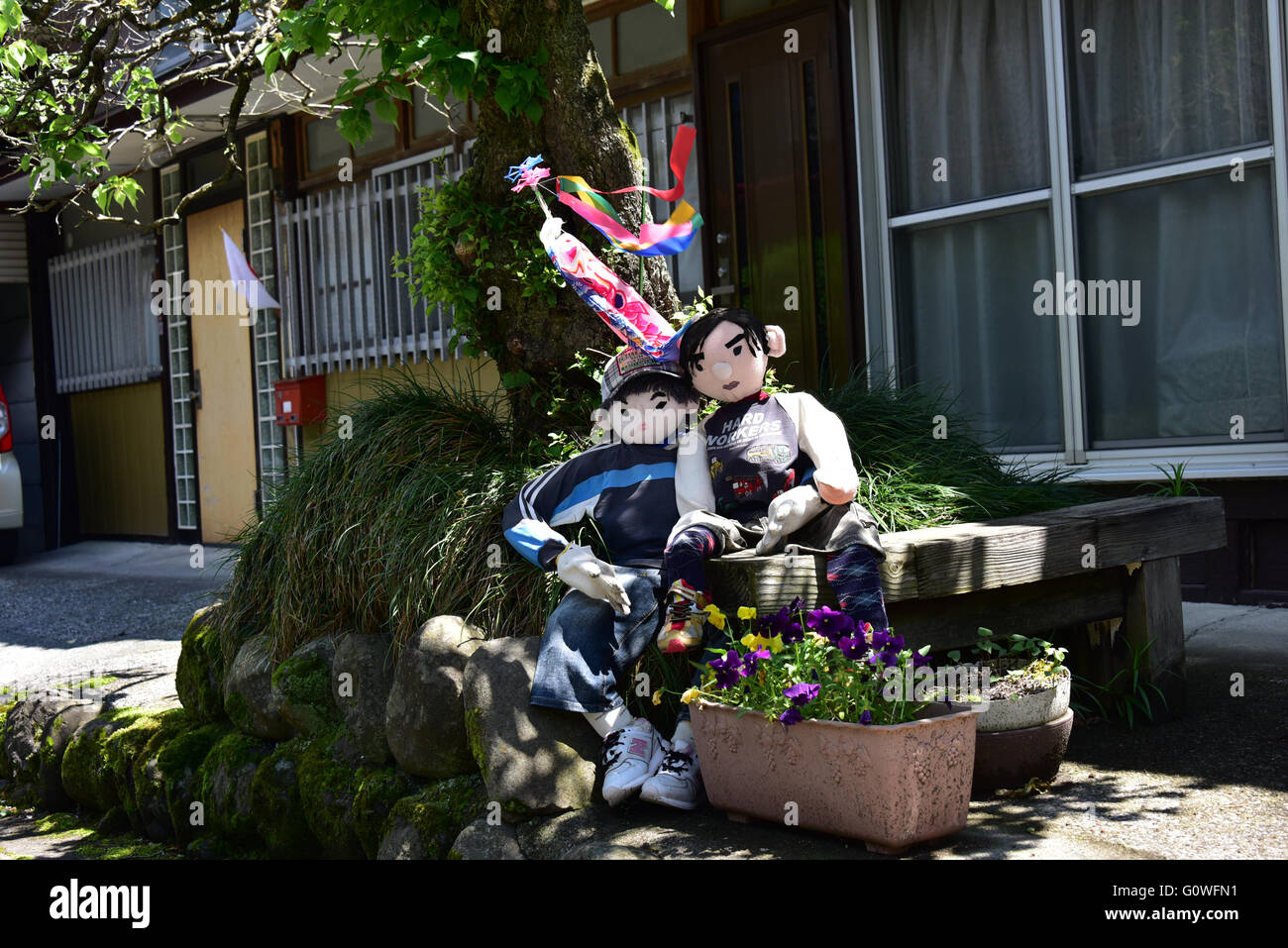 4. Mai 2016, Chichibu, Japan - japanische Version von Cabbage Patch Kids oder lebensgroße Stofftiere begrüßen Besucher Niegawa Juku, eine alte Poststation im Dorf Arakawa, etwa 75 km nordwestlich von Tokio in der Bergregion Chichibu auf Mittwoch, 4. Mai 2016. Eine Gruppe von einigen 20 weiblichen Dorfbewohner, alle in den 60er Jahren erstellt die Vogelscheuchen mit Abfall Artikeln, einige in der Darstellung von arbeitenden Landwirten und andere spielende Kinder, um Ungeziefer in der einen Hand zu verschrecken und ziehen Touristen auf der anderen in diesem Dorf mit rund 120 Einwohnern. Die Gruppe ist bestrebt, so viele wie 100 von ihnen machen. (Foto von Nat Stockfoto