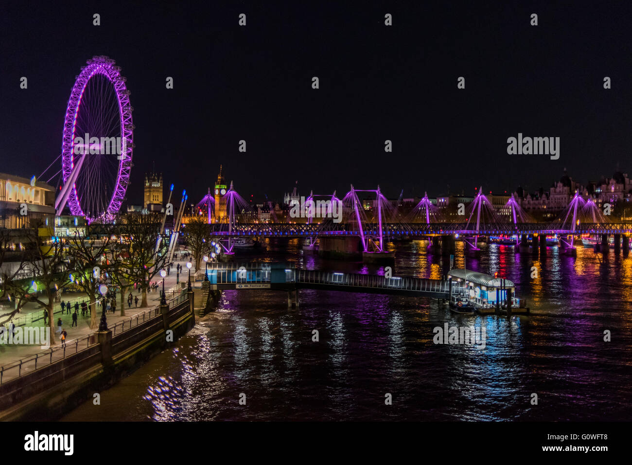 Twin Golden Jubilee Stege und das London Eye - Sehenswürdigkeiten einschließlich der City Hall London, Piccadilly Circus Plakate, das London Eye und das Nationaltheater wandte sich "hot Pink" am Mittwoch Abend, Londoner, ihre Meinung auf Polling-Tag am 5. Mai zu erinnern. Bildnachweis: Guy Bell/Alamy Live-Nachrichten Stockfoto