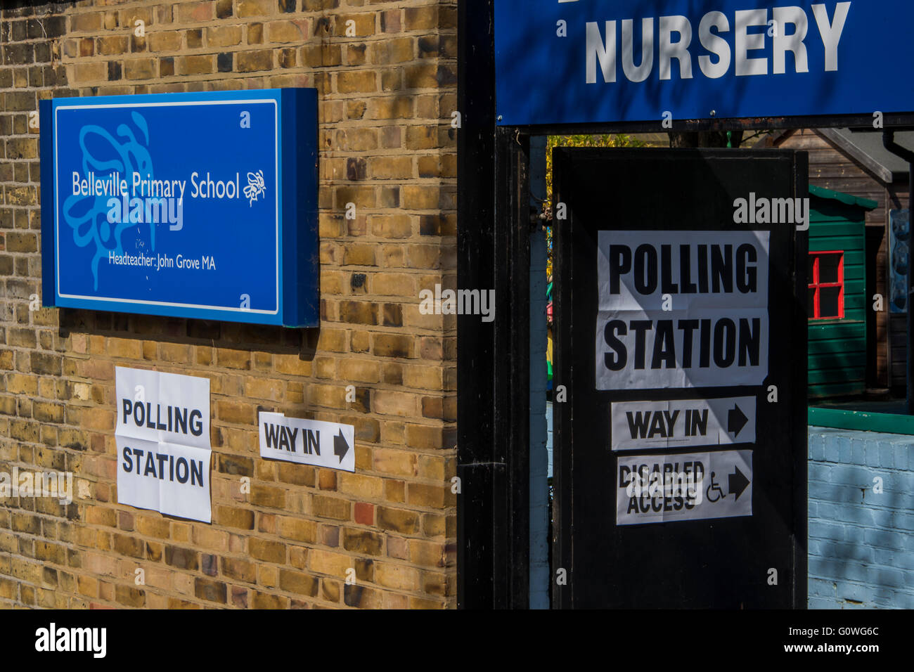 Belleville Kindergarten Wahllokal - dort ist ein stetiger Strom der Wähler für die London Bürgermeisterwahlen in den Wahllokalen in Wandsworth, London, UK - 5. Mai 2016. Bildnachweis: Guy Bell/Alamy Live-Nachrichten Stockfoto