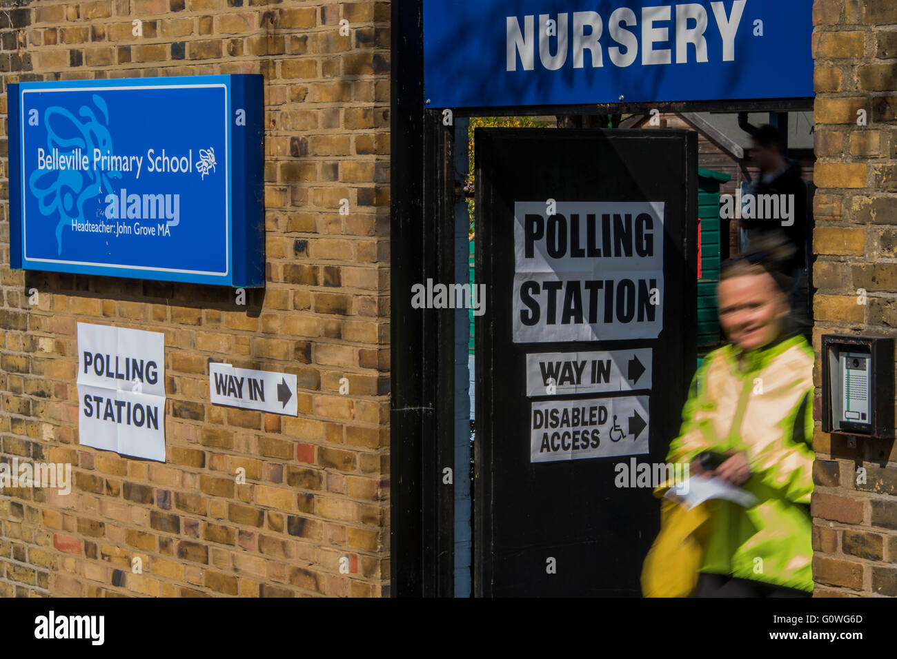 Belleville Kindergarten Wahllokal - dort ist ein stetiger Strom der Wähler für die London Bürgermeisterwahlen in den Wahllokalen in Wandsworth, London, UK - 5. Mai 2016. Bildnachweis: Guy Bell/Alamy Live-Nachrichten Stockfoto