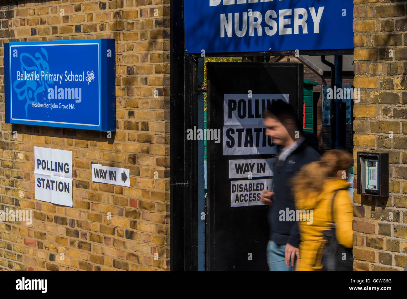 Belleville Kindergarten Wahllokal - dort ist ein stetiger Strom der Wähler für die London Bürgermeisterwahlen in den Wahllokalen in Wandsworth, London, UK - 5. Mai 2016. Bildnachweis: Guy Bell/Alamy Live-Nachrichten Stockfoto