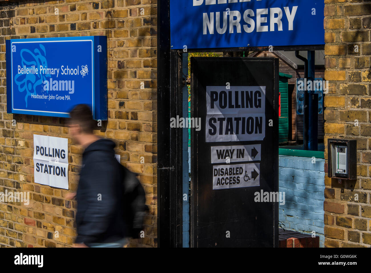 Belleville Kindergarten Wahllokal - dort ist ein stetiger Strom der Wähler für die London Bürgermeisterwahlen in den Wahllokalen in Wandsworth, London, UK - 5. Mai 2016. Bildnachweis: Guy Bell/Alamy Live-Nachrichten Stockfoto