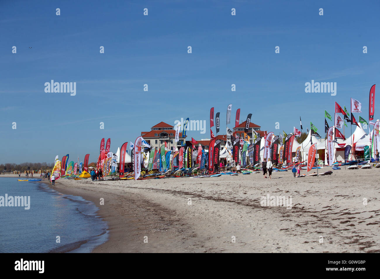 Fehmarn, Deutschland. 5. Mai 2016. Flaggen der verschiedenen Surfen Produkt genutzt am Strand der Ostsee in Fehmarn, Deutschland, 5. Mai 2016. Auf der deutschen Insel Fehmarn ist ein Surf-Festival jetzt im Gange. Foto: AXEL HEIMKEN/DPA/Alamy Live-Nachrichten Stockfoto