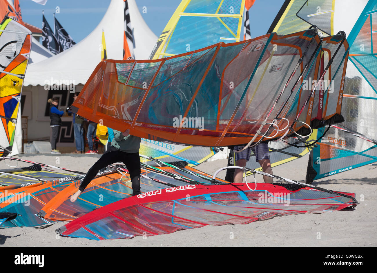 Fehmarn, Deutschland. 5. Mai 2016. Windsurfer bereiten ihre Segel am Strand der Ostsee in Fehmarn, Deutschland, 5. Mai 2016. Auf der deutschen Insel Fehmarn ist ein Surf-Festival jetzt im Gange. Foto: AXEL HEIMKEN/DPA/Alamy Live-Nachrichten Stockfoto