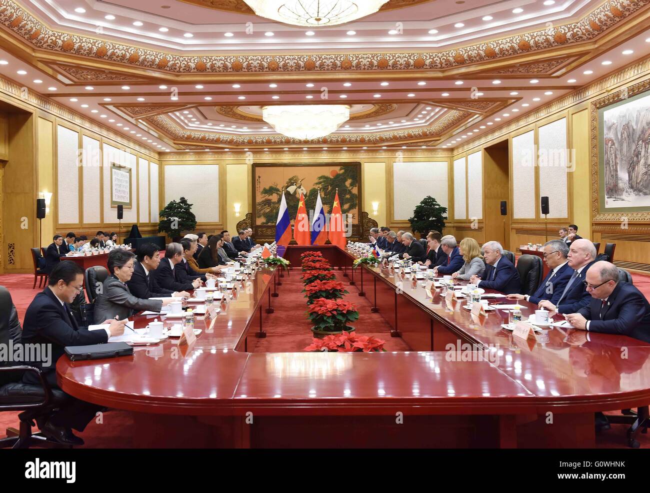 Peking, China. 5. Mai 2016. Zhang Dejiang, Vorsitzender des ständigen Ausschusses des chinesischen nationalen Volksarmee Kongress (NPC), führt Gespräche mit Sergei Naryshkin, Vorsitzender der Staatsduma Russlands, in Peking, Hauptstadt von China, 5. Mai 2016. Zhang und Naryschkin unter dem gemeinsamen Vorsitz des Zweitens Sitzung des Ausschusses für Zusammenarbeit zwischen China NPC, das höchste gesetzgebende Organ und der russischen Bundesrat und der Staatsduma, die obere und untere Häuser des russischen Parlaments, am Donnerstag in Peking. Bildnachweis: Rao Aimin/Xinhua/Alamy Live-Nachrichten Stockfoto