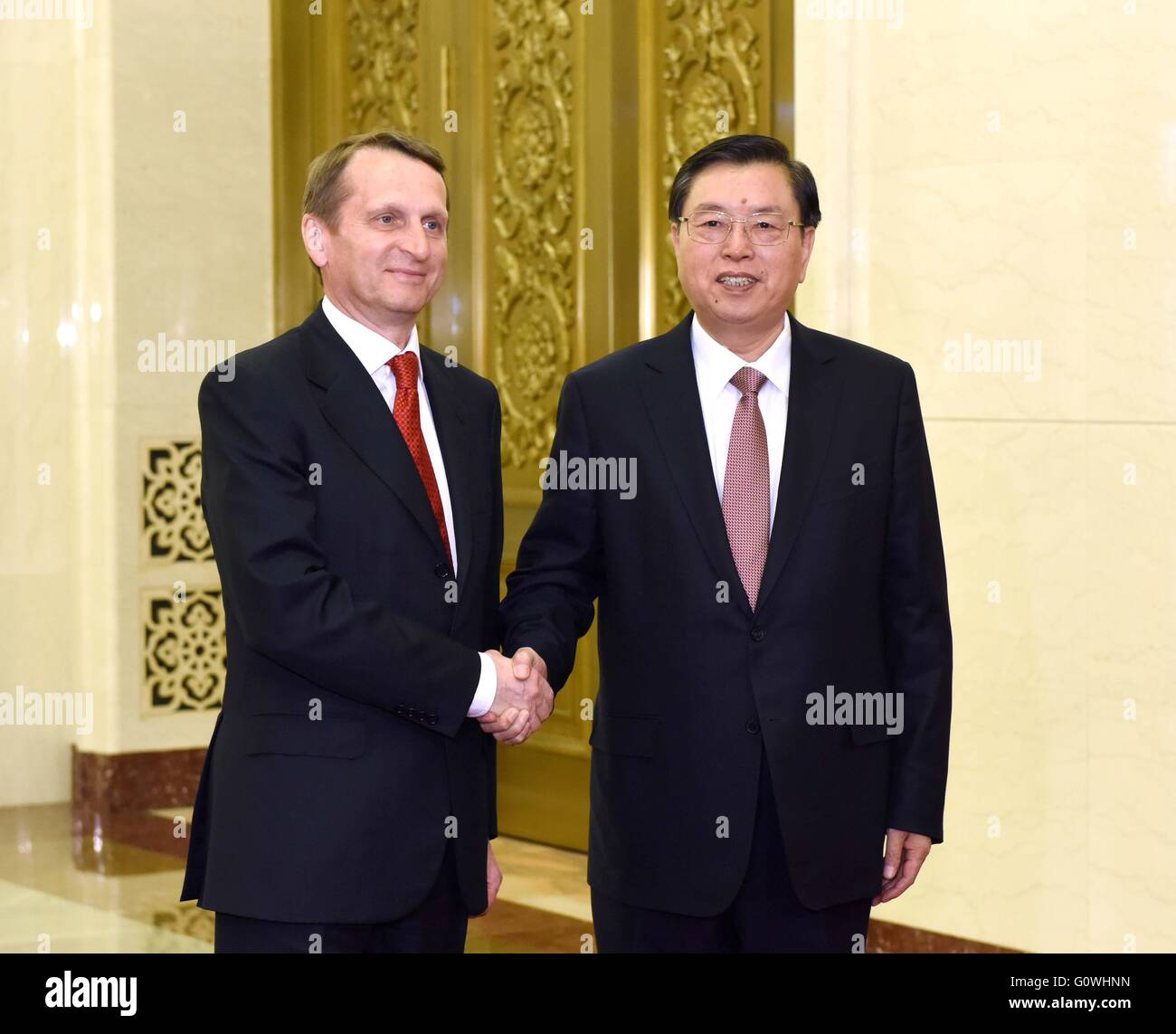 Peking, China. 5. Mai 2016. Zhang Dejiang (R), Vorsitzender des ständigen Ausschusses von China der nationalen Volksarmee Kongress (NPC), schüttelt Hände mit Sergei Naryshkin, Vorsitzender der Staatsduma Russlands, in Peking, Hauptstadt von China, 5. Mai 2016. Zhang und Naryschkin unter dem gemeinsamen Vorsitz des Zweitens Sitzung des Ausschusses für Zusammenarbeit zwischen China NPC, das höchste gesetzgebende Organ und der russischen Bundesrat und der Staatsduma, die obere und untere Häuser des russischen Parlaments, am Donnerstag in Peking. Bildnachweis: Rao Aimin/Xinhua/Alamy Live-Nachrichten Stockfoto