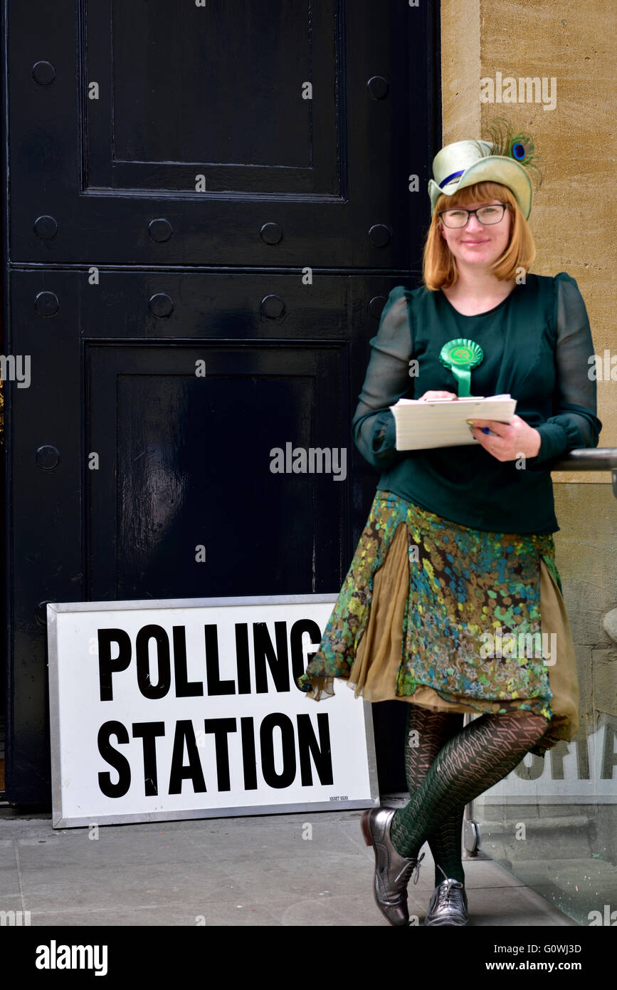 Bristol Stadt Standesamt Wahllokal, UK, 5. Mai 2016. Stadtrat Ani Stafford-Townsend, Leader der grün-Gruppe von Bristol Standesamt Wahllokal. Sie ist eine der acht Kandidaten für zwei Plätze bei den Kommunalwahlen für Central Station mit 70 lokalen Rat sitzen gewählt werden. "Kredit: Charles Stirling/Alamy Live-News" Stockfoto