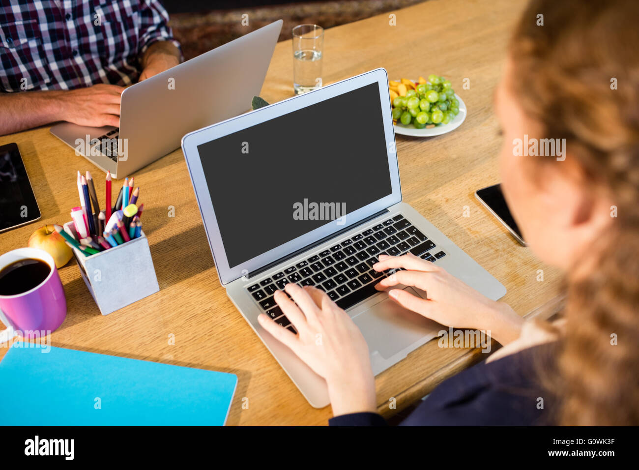 Geschäftsfrau, die Arbeiten am Computer-Schreibtisch Stockfoto