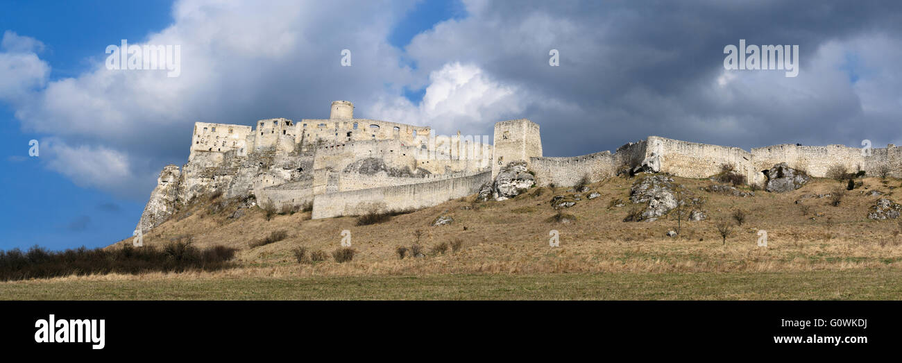 atmosphärische Ansicht der Burg Spissky, Slowakei im april Stockfoto