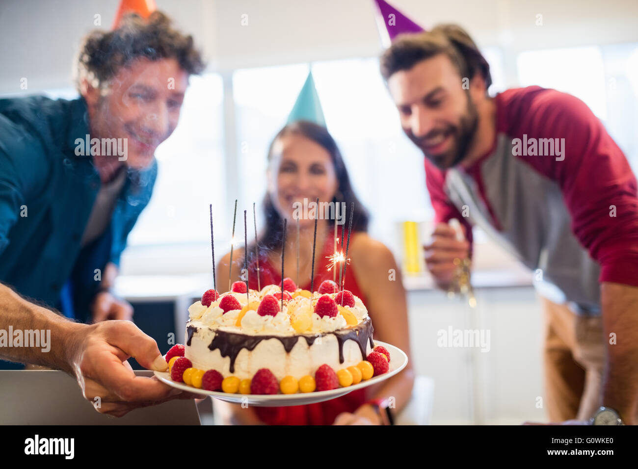 Kolleginnen und Kollegen feiern Geburtstag Stockfoto