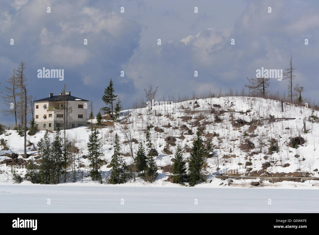 Landschaft mit schneebedeckten hohen Tatra, Strbske Pleso, Slowakei Stockfoto
