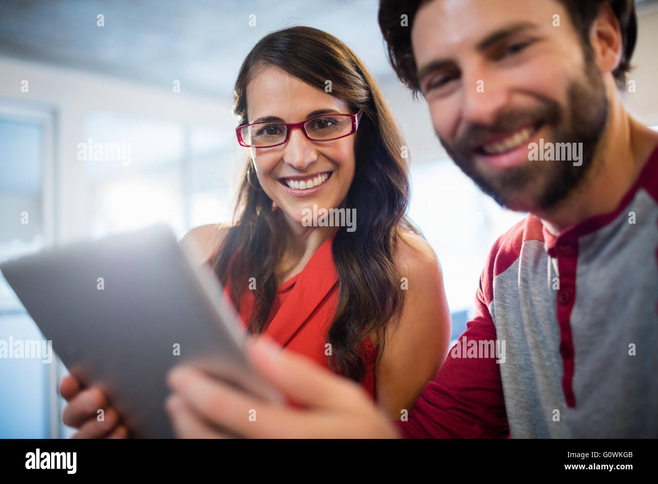 Kollegen mit einem tablet Stockfoto