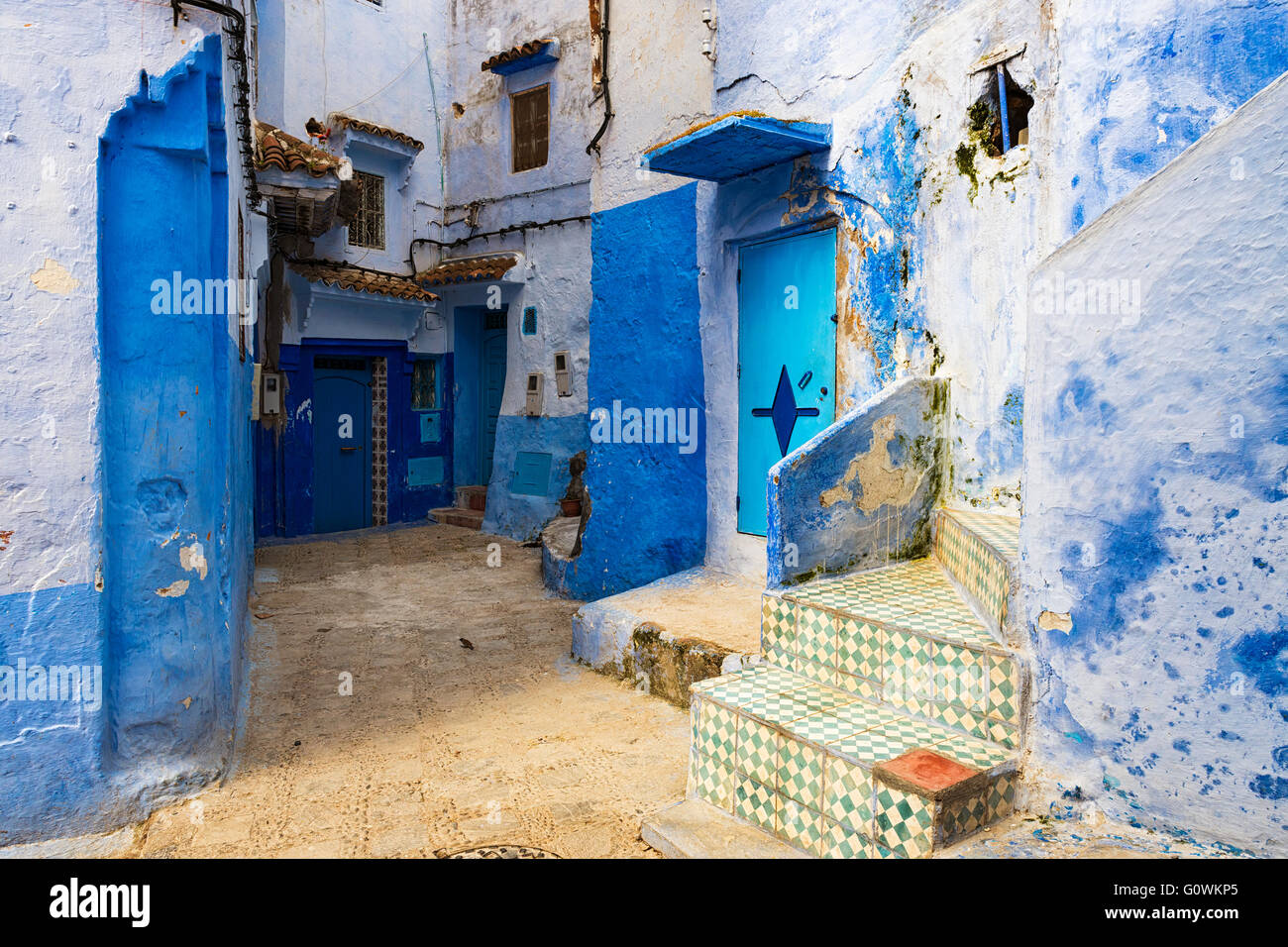 Blick auf eine Gasse in der Stadt Chefchaouen in Marokko Stockfoto