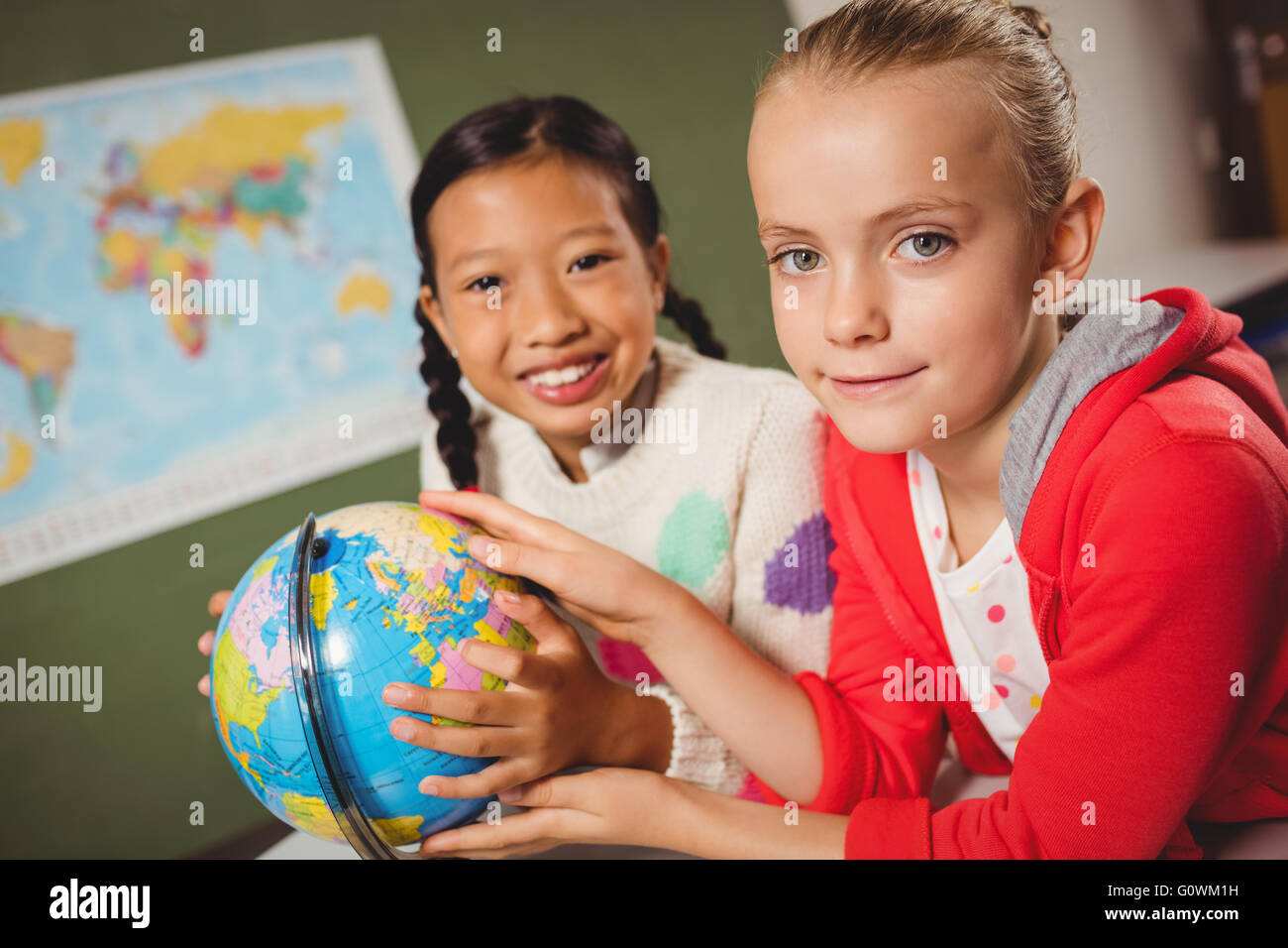 Mädchen die ganzen Welt studieren Stockfoto