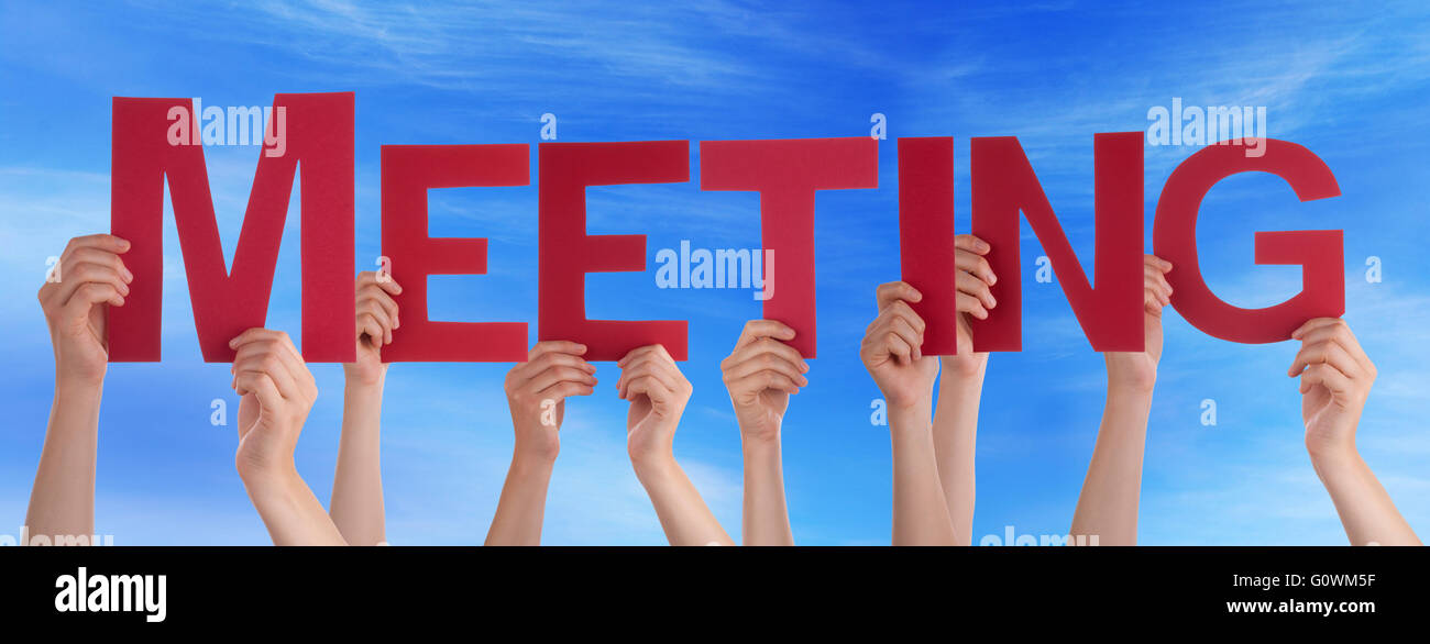 Viele Menschen Hände halten rotes gerade Wort treffen blauen Himmel Stockfoto