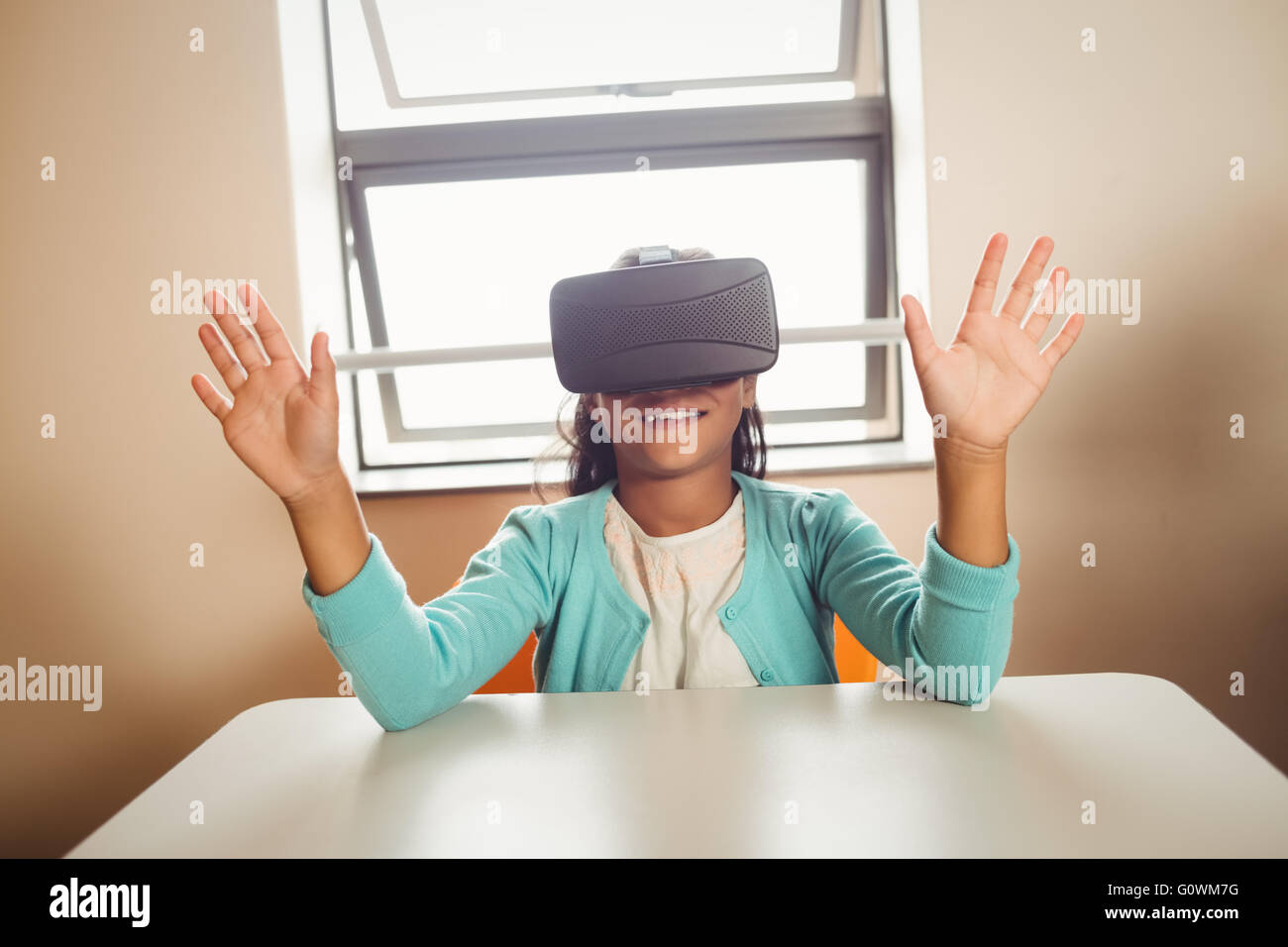 Mädchen mit einem virtual-Reality-Gerät Stockfoto