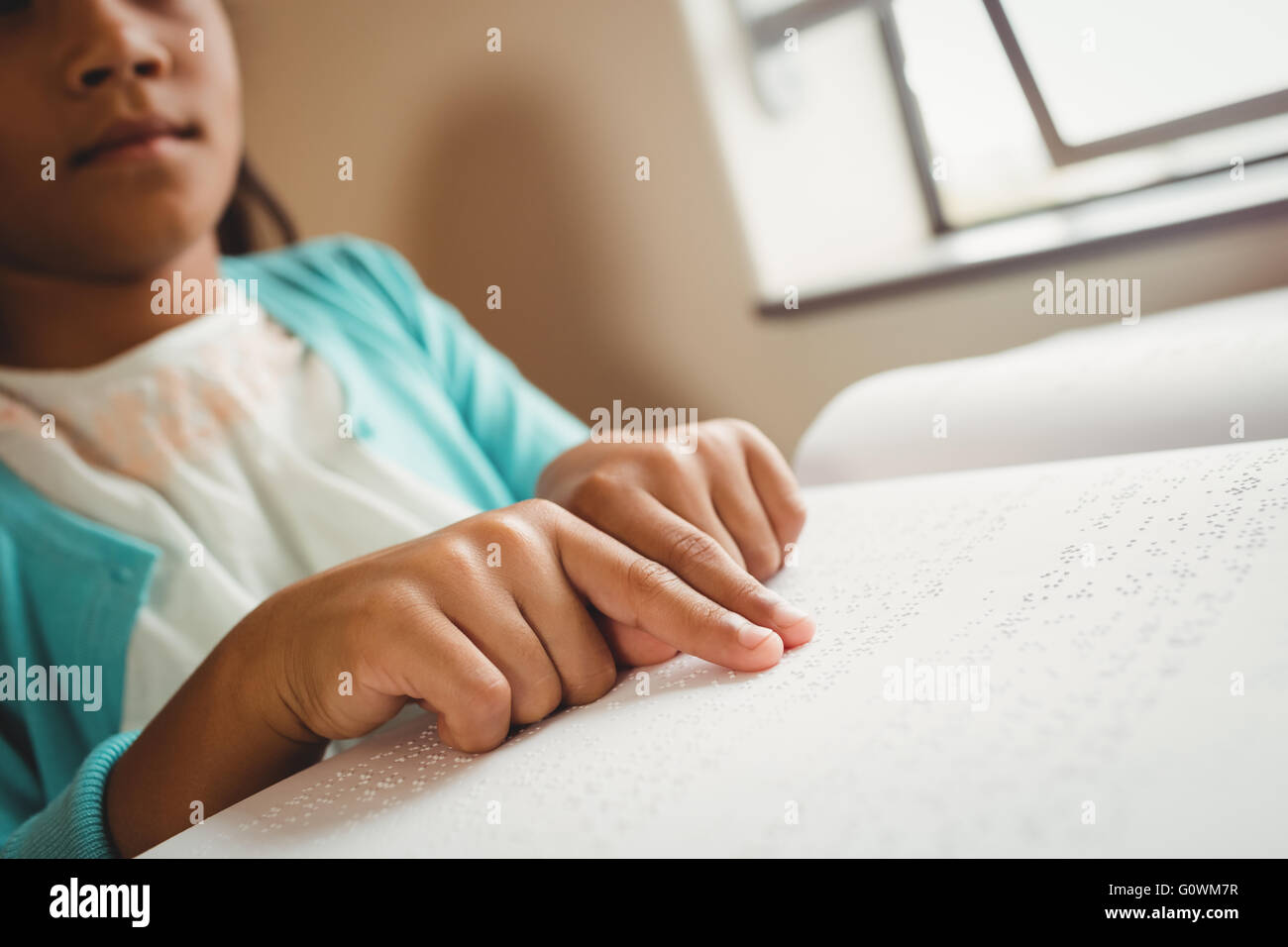 Mädchen mit Braille zu lesen Stockfoto