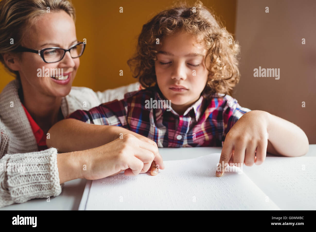 Junge mit Blindenschrift lesen Stockfoto