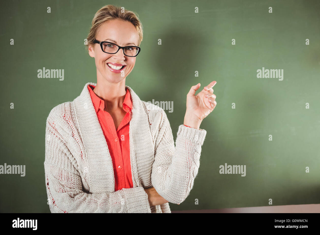 Lehrer an der Tafel zeigt Stockfoto