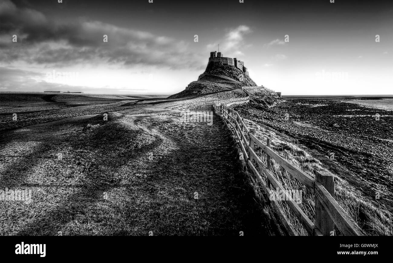 Krummen Zaun im Vorfeld der Lindisfarne Schloss, mit Standlicht-Schattenwurf des Zauns auf dem Boden. Stockfoto