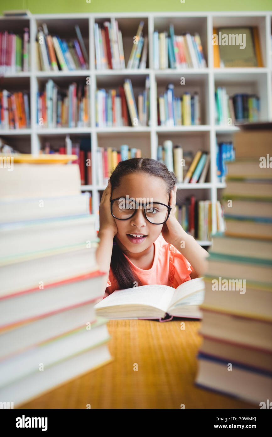 Mädchen sitzen am Schreibtisch Stockfoto