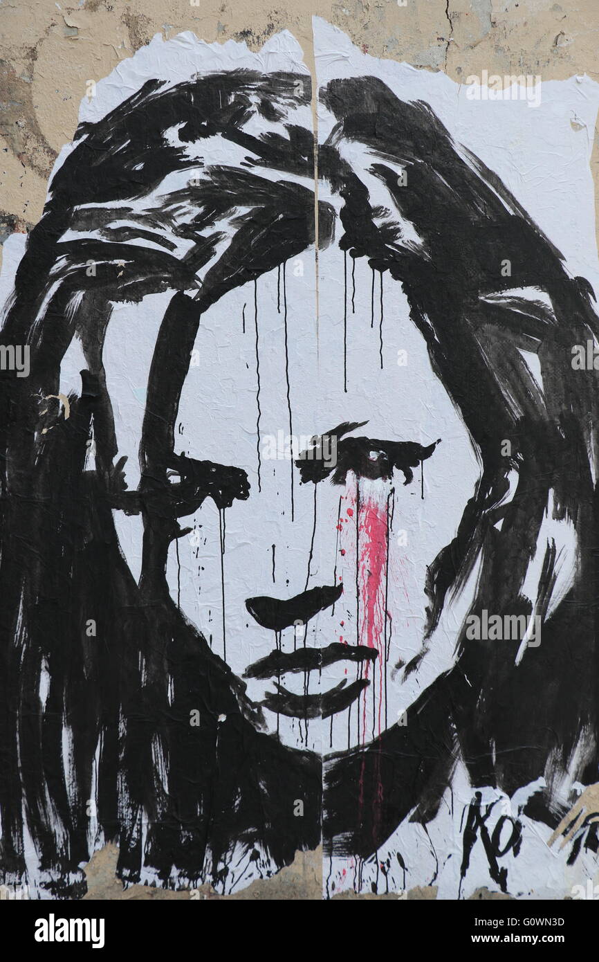 Street Art in Paris vertreten eine traurige Frau weint Blut Stockfoto