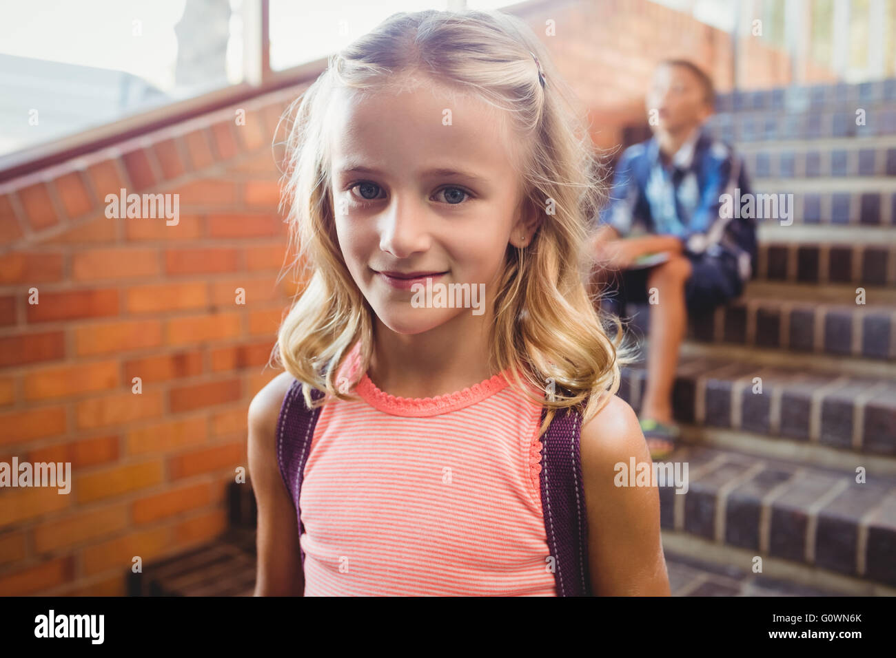 Niedliche kleine blonde Mädchen in die Kamera schaut Stockfoto