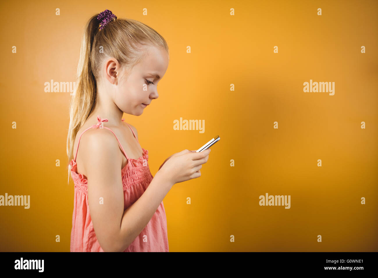 Das Mädchen mit dem pferdeschwanz mit einem Smartphone Stockfoto